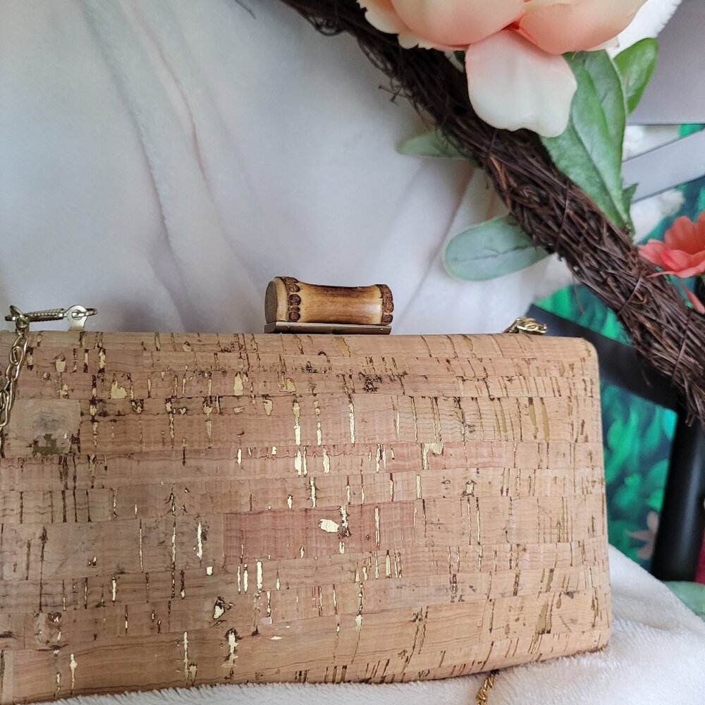 Cork shoulder clutch